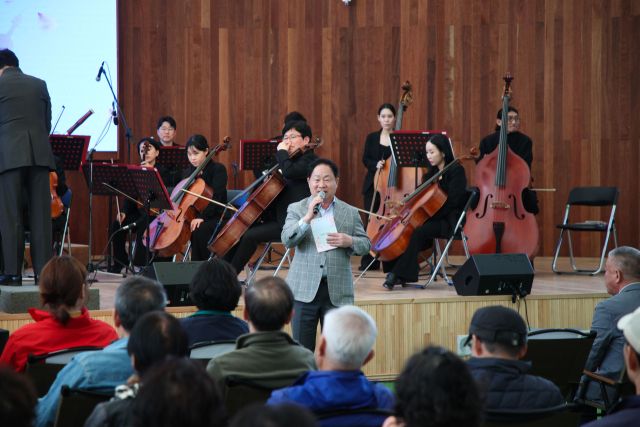 28일 수동면 몽골문화촌 노마딕드림홀에서 열린 ‘오케스트라 선율로 만나는 영화여행’ 공연에 앞서 주광적 시장이 인사말을 하고 있다. 남양주시 제공