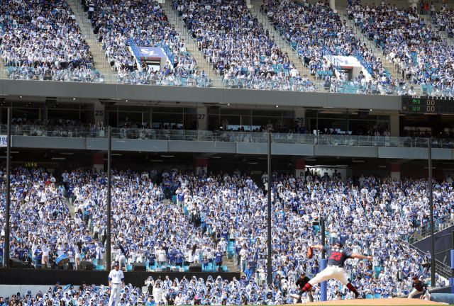 29일 대구 삼성라이온즈파크에서 열린 2026 신한 SOL뱅크 KBO리그 롯데 자이언츠와 삼성 라이온즈 경기에서 관중석이 팬들로 가득 차 있다. 연합뉴스