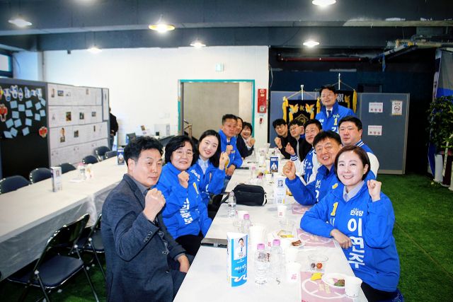 김성수 더불어민주당 인천 남동구청장 예비후보의 선거사무소 개소식에 남동구 시·구의원 예비후보 등이 참석해 기념 촬영을 하고 있다. 김성수 예비후보 선거사무소 제공