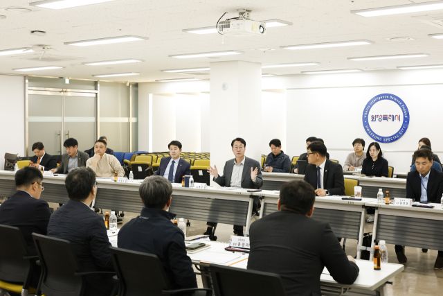 최근 화성특례시 동탄구청 대회의실에서 열린 ‘동탄2신도시 교통대선대책 용역 착수보고회’에서 정명근 시장이 회의를 주재하고 있다. 화성특례시 제공