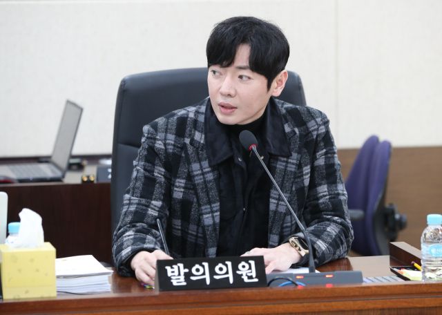 27일 시의회 행정안전위원회에서 김용희 시의원(국민의힘·연수2)이 결의안 내용을 설명하고 있다. 시의회 제공