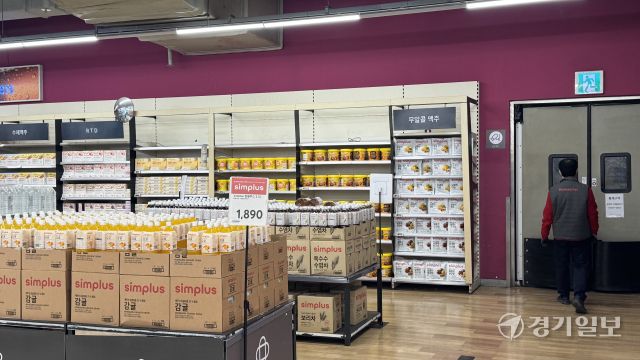 29일 찾은 수원특례시의 한 홈플러스 매장에 맥주 등 일부 주류 카테고리 진열대에 비스킷 등 관련이 없는 다른 물건이 채워져 있다. 기사의 이해를 돕기 위한 사진. 김소현기자