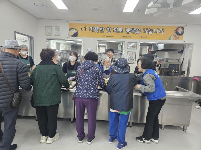 남양주시가 28일 해피누리노인복지관에서 울면 나눔 행사를 개최했다. 남양주시 제공