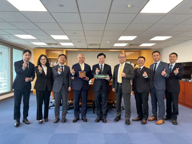 이경규 인천항만공사 사장이 최근 이뤄진 타이완 포트세일즈에서 에버그린 장옌이(張衍義) 동사장과 면담을 한 뒤 기념사진을 촬영하고 있다. IPA 제공
