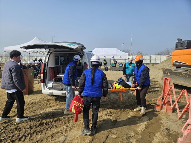 인천항만공사와 유관기관 관계자들이 최근 인천신항 공사 현장에서 건설현장 재난대응 훈련을 하고 있다. IPA 제공