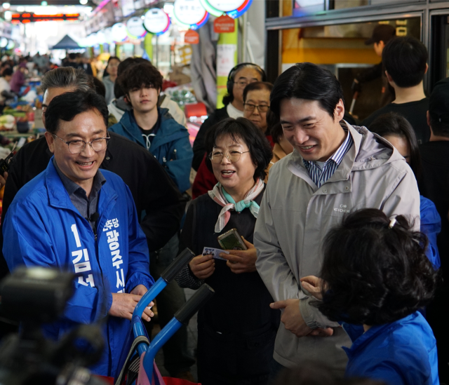 김석구 더불어민주당 광주시장 예비후보(왼쪽)와 한준호 경기도지사 경선후보가 경안시장에서 상인들을 만나 대화를 나누고 있다. 김석구 더불어민주당 광주시장 예비후보 캠프 제공