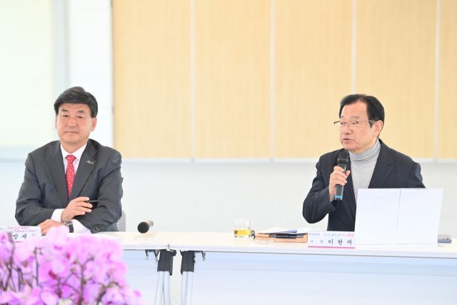 이현재 하남시장(오른쪽)이 방세환 광주시장과 함께 종합장사시설을 공동 설치하는 업무협약(MOU)과 관련해 보고회를 열고 시의 입장을 밝히고 있다. 하남시 제공