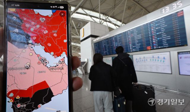 미국과 이란 간의 무력 충돌로 중동 지역의 지정학적 긴장이 고조되면서 외교부가 중동 지역 7개국에 한시적 특별여행주의보(2.5단계)를 발령한 가운데 3일 인천국제공항 제1터미널 운항편 안내 모니터에 전광판에 아랍에미리트(UAE) 아부다비행 여객기가 결항되고 있다. 특별여행주의보 대상 국가는 아랍에미리트, 카타르, 오만, 바레인, 요르단, 쿠웨이트, 사우디아라비아 등이다. 조병석기자