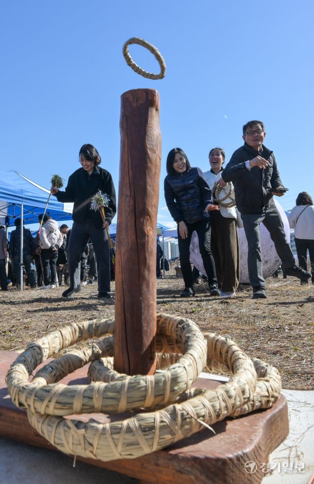 3일 오후 시흥시 장현동 일원에서 열린 '2026년 정월대보름 한마당'을 찾은 시민들이 고리를 던고 있다. 윤원규기자