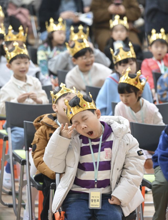 금빛 왕관 쓴 아이들…수원 대평초 입학식 [포토뉴스]