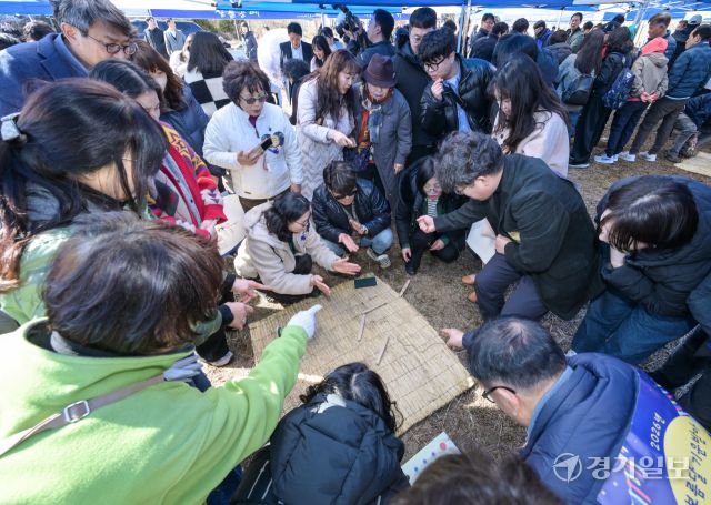 3일 오후 시흥시 장현동 일원에서 열린 '2026년 정월대보름 한마당'을 찾은 시민들이 윷놀이를 즐기고 있다. 윤원규기자
