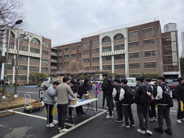 평촌과학기술고가 학생자치회 주도 신입생 환경 이벤트를 개최했다. 안양과천교육지원청 제공