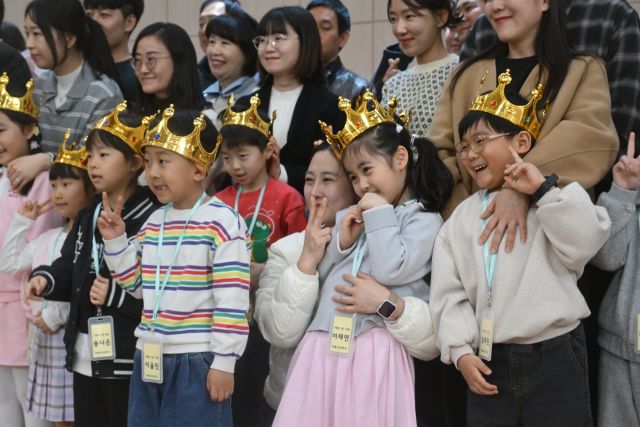 금빛 왕관 쓴 아이들…수원 대평초 입학식 [포토뉴스]