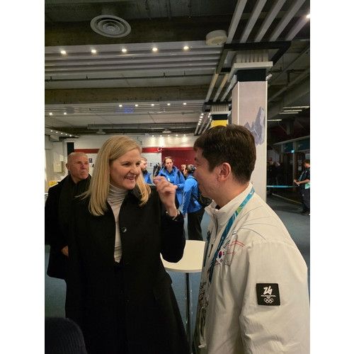 커스티 코번트리 국제올림픽위원회(IOC)과 대화하고 있는 유승민 대한체육회장. 대한체육회 제공