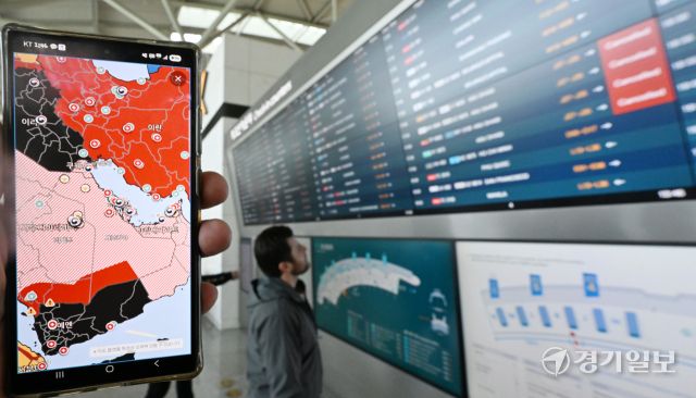 미국과 이란 간의 무력 충돌로 중동 지역의 지정학적 긴장이 고조되면서 외교부가 중동 지역 7개국에 한시적 특별여행주의보(2.5단계)를 발령한 가운데 3일 인천국제공항 제1터미널 운항편 안내 모니터에 전광판에 아랍에미리트(UAE) 아부다비행 여객기가 결항되고 있다. 특별여행주의보 대상 국가는 아랍에미리트, 카타르, 오만, 바레인, 요르단, 쿠웨이트, 사우디아라비아 등이다. 조병석기자