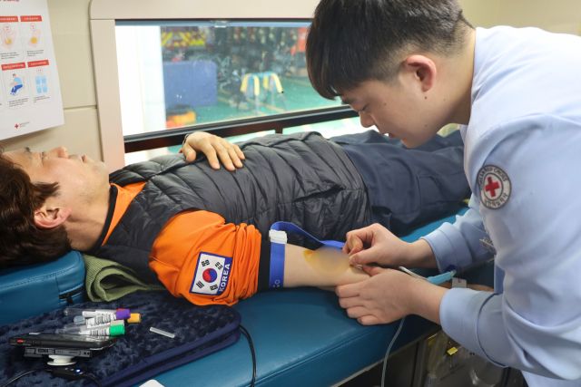 의왕소방서 직원이 헌혈하고 있다. 의왕소방서 제공
