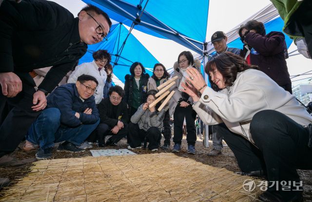 3일 오후 시흥시 장현동 일원에서 열린 '2026년 정월대보름 한마당'을 찾은 시민들이 윷놀이를 즐기고 있다. 윤원규기자