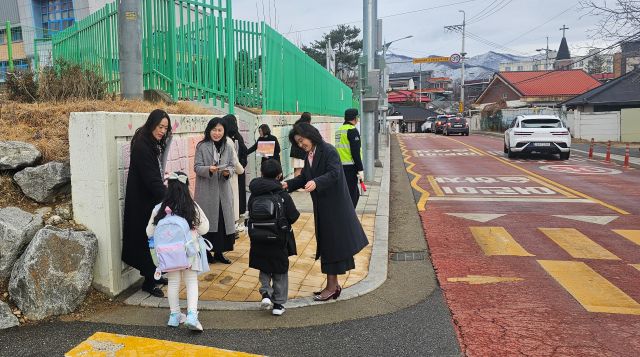 가평교육지원청이 3일 2026학년도 새학기를 맞아 가평초등학교와 가평유치원에서 학생들의 새로운 출발을 응원하는 ‘물·별·숲 아침맞이’ 캠페인을 전개했다. 가평교육지원청 제공