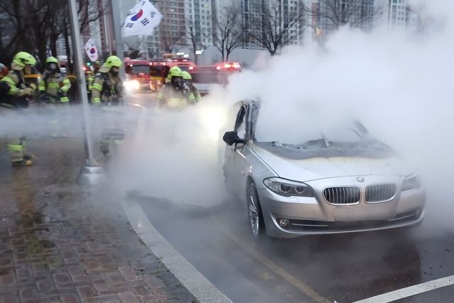 3일 오전 인천 송도에서 달리던 차에 불이 난 모습. 인천소방본부 제공