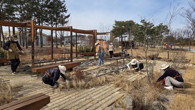 최근 평택시와 지역 내 자원봉사자들이 평택농업생태원에서 전시를 마친 정원을 관리하고 있다. 평택시 제공