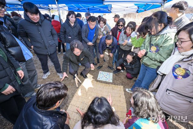 3일 오후 시흥시 장현동 일원에서 열린 '2026년 정월대보름 한마당'을 찾은 시민들이 윷놀이를 즐기고 있다. 윤원규기자
