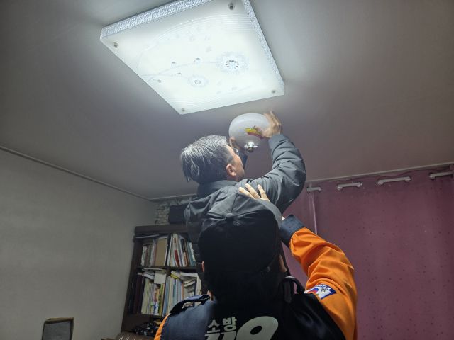 안양소방서는 만안구에 위치한 삼익아파트를 방문해 화재취약계층 세대를 대상으로 ‘자동확산소화기’ 설치 및 안전 점검을 실시했다. 안양소방서 제공