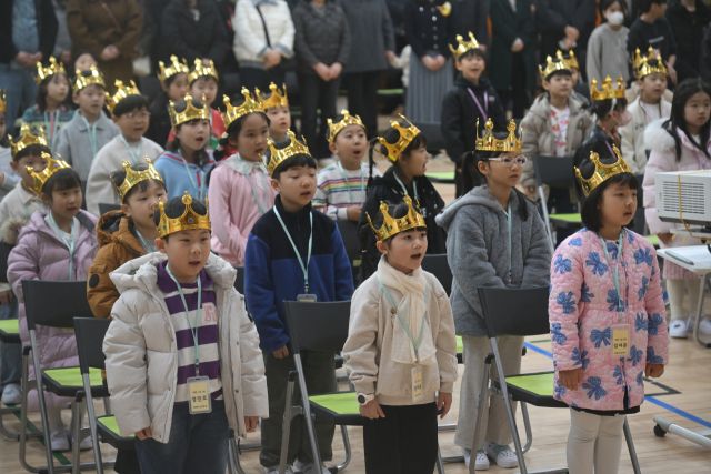 금빛 왕관 쓴 아이들…수원 대평초 입학식 [포토뉴스]