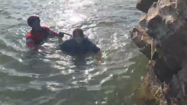 인천 해경이 3일 영흥도 해식동굴 인근에서 고립자 2명을 구조하고 있다. 인천해경 제공