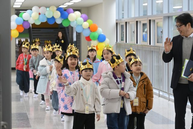금빛 왕관 쓴 아이들…수원 대평초 입학식 [포토뉴스]
