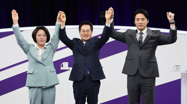 더불어민주당 추미애, 김동연, 한준호 경기도지사 경선후보(왼쪽부터)가 30일 상암동 MBC 신사옥에서 열린 합동토론회에서 기념촬영을 하고 있다. 연합뉴스