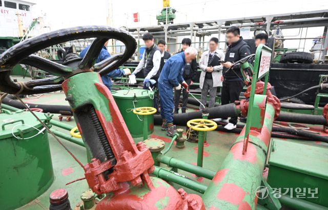 20일 인천 서구 한 부두에 정박 중인 급유선에서 중부지방해양경찰청 광역수사대와 한국석유관리원 관계자들이 해상 석유 유통 특별단속을 벌이고 있다. 해경은 중동 상황에 따른 유가 상승을 노린 무자료 기름 유통, 어업용 면세유의 개인 차량 사용, 면세유 부정 사용 등을 집중 단속해 나갈 방침이다.조병석기자조병석기자