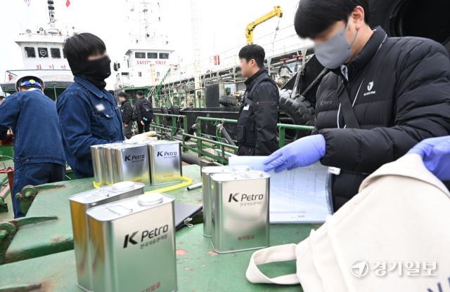20일 인천 서구 한 부두에 정박 중인 급유선에서 중부지방해양경찰청 광역수사대와 한국석유관리원 관계자들이 해상 석유 유통 특별단속을 벌이고 있다. 해경은 중동 상황에 따른 유가 상승을 노린 무자료 기름 유통, 어업용 면세유의 개인 차량 사용, 면세유 부정 사용 등을 집중 단속해 나갈 방침이다.조병석기자조병석기자