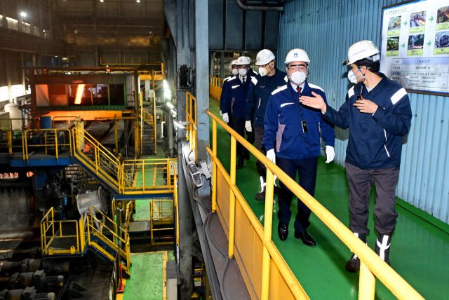 유정복 인천시장이 30일 동구 현대제철을 방문해 생산현장을 시찰하고 있다. 시 제공