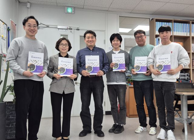 구리남양주교육지원청 관계자들이 ‘학교 방수공사 실무 매뉴얼’ 책자를 들고 기념촬영을 하고 있다. 구리남양주교육지원청 제공