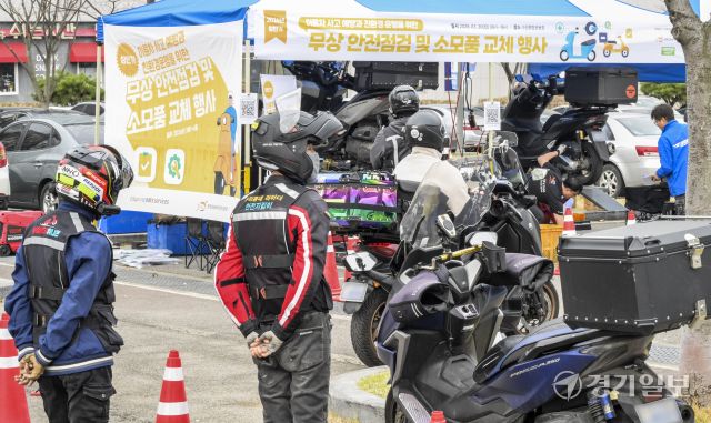 30일 오전 수원종합운동장 주차장에서 한국오토바이정비협회 관계자들이 이륜차를 무상 점검하고 있다. 이번 행사는 이륜차 사고 예방 및 친환경 운행을 위해 마련됐다. 윤원규기자