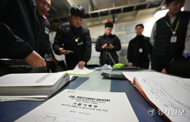 20일 인천 서구 한 부두에 정박 중인 급유선에서 중부지방해양경찰청 광역수사대와 한국석유관리원 관계자들이 해상 석유 유통 특별단속을 벌이고 있다. 해경은 중동 상황에 따른 유가 상승을 노린 무자료 기름 유통, 어업용 면세유의 개인 차량 사용, 면세유 부정 사용 등을 집중 단속해 나갈 방침이다.조병석기자조병석기자