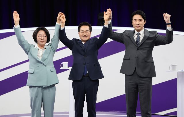 더불어민주당 추미애, 김동연, 한준호 경기도지사 경선후보(왼쪽부터)가 30일 상암동 MBC 신사옥에서 열린 '더불어민주당 경기도지사 후보자 합동토론회'에서 기념촬영을 하고 있다. 연합뉴스