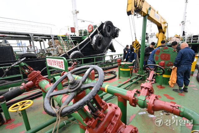 20일 인천 서구 한 부두에 정박 중인 급유선에서 중부지방해양경찰청 광역수사대와 한국석유관리원 관계자들이 해상 석유 유통 특별단속을 벌이고 있다. 해경은 중동 상황에 따른 유가 상승을 노린 무자료 기름 유통, 어업용 면세유의 개인 차량 사용, 면세유 부정 사용 등을 집중 단속해 나갈 방침이다.조병석기자조병석기자