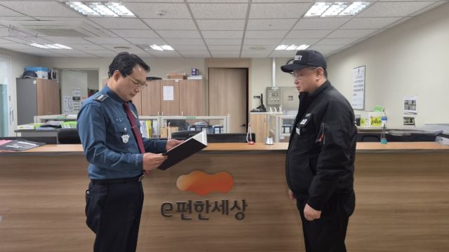 김종재 양주경찰서장이 차량절도 피의자 검거에 기여한 아파트관리업체 직원 A씨에게 표창장을 수여하고 있다. 양주경찰서 제공