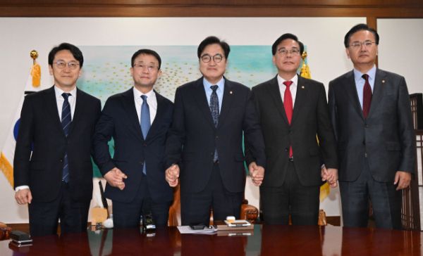 우원식 국회의장이 30일 서울 여의도 국회에서 열린 의장 주재 여야 원내대표 회동에서 기념 촬영하고 있다. 왼쪽부터 더불어민주당 천준호 원내운영수석부대표, 한병도 원내대표, 우 국회의장, 국민의힘 송언석 원내대표, 유상범 원내운영수석부대표. 연합뉴스