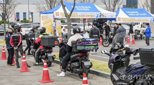 30일 오전 수원종합운동장 주차장에서 한국오토바이정비협회 관계자들이 이륜차를 무상 점검하고 있다. 이번 행사는 이륜차 사고 예방 및 친환경 운행을 위해 마련됐다. 윤원규기자