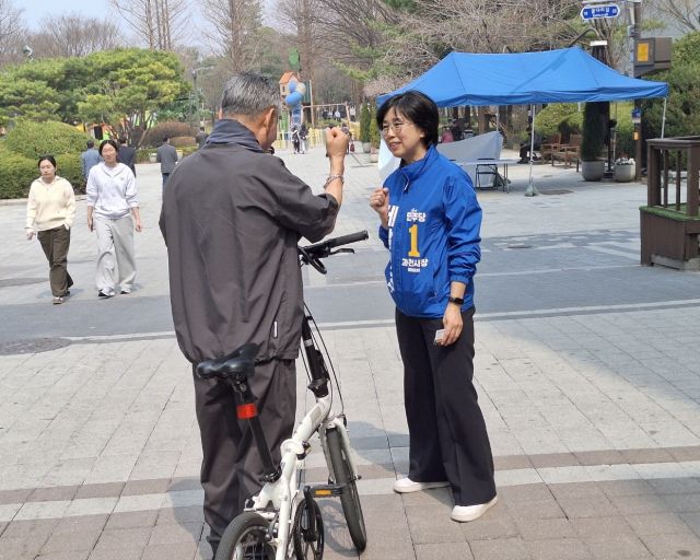 제갈임주 더불어민주당 과천시장 예비후보가 시민들과 대화를 나누고 있다. 제갈임주 더불어민주당 과천시장 예비후보 선거캠프 제공