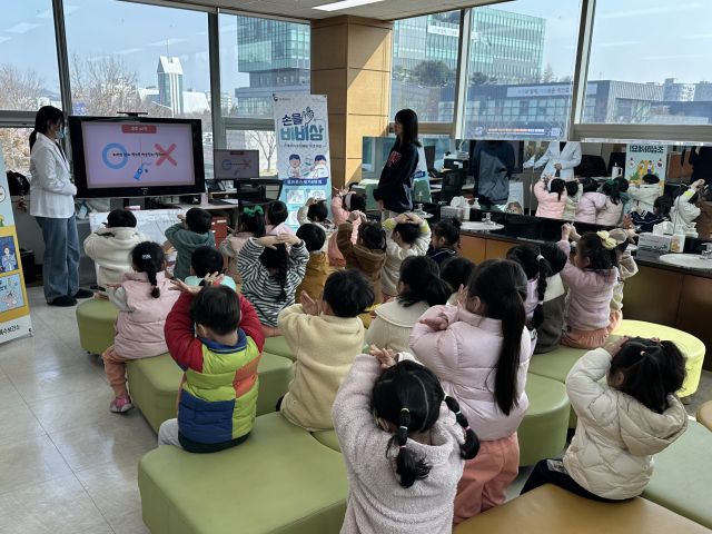 미취학 아동들이 25일 상록수보건소 구강보건실에서 '이튼튼구강건강교실'에 참여하는 모습. 상록수보건소 제공