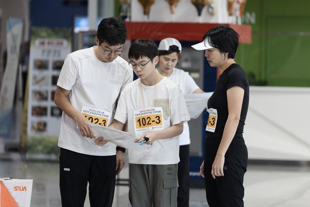 지난해 열린 오리엔티어링 대회에서 가족 단위로 구성된 단체전 참가자들이 지도를 보고 있다. 경륜경정총괄본부 제공