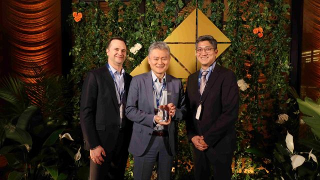 삼성바이오로직스 관계자들이 CDMO 리더십 어워즈 수상 뒤 기념촬영을 하고 있다. (왼쪽부터)케빈 샤프(Kevin Sharp) 세일즈앤드오퍼레이션담당(부사장), 제임스 최 영업지원담당(부사장), 김진용 삼성바이오로직스 아메리카 CMO세일즈 디렉터. 삼성바이오로직스 제공