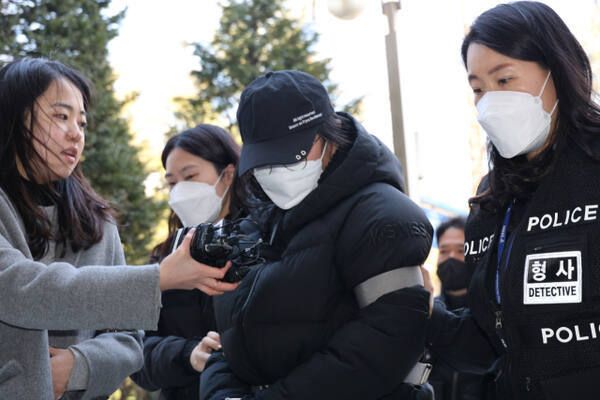 생후 20개월이 된 A양을 방임해 숨지게 한 혐의를 받는 20대 친모가 7일 구속 전 피의자 심문(영장실질심사)이 열리는 인천지법에 들어서고 있다. 연합뉴스