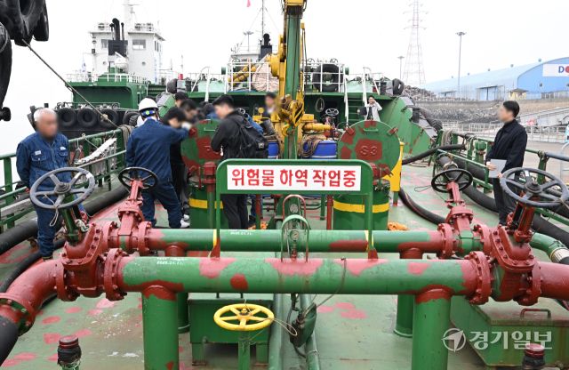 20일 인천 서구 한 부두에 정박 중인 급유선에서 중부지방해양경찰청 광역수사대와 한국석유관리원 관계자들이 해상 석유 유통 특별단속을 벌이고 있다. 해경은 중동 상황에 따른 유가 상승을 노린 무자료 기름 유통, 어업용 면세유의 개인 차량 사용, 면세유 부정 사용 등을 집중 단속해 나갈 방침이다.조병석기자조병석기자
