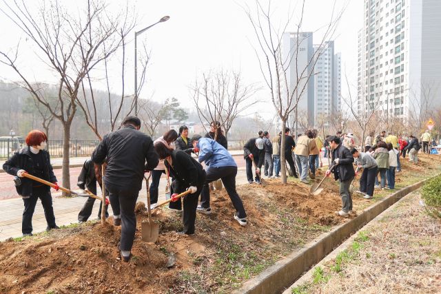 의왕시 공무원들이 식목일 행사에서 나무를 심고 있다. 의왕시 제공