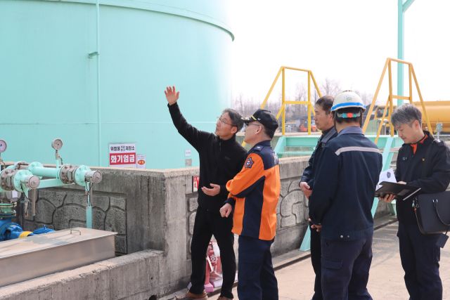 정귀용 화성소방서장(왼쪽 두 번째)와 위험물 저장시설 관계자들이 현장을 점검하고 있다. 화성소방서 제공