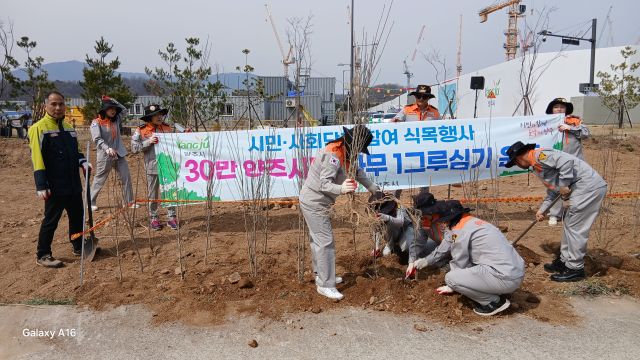 양주역세권사업지구 중랑천변에서 의용소방대 대원들이 무궁화 나무를 심고 있다. 양주시 제공